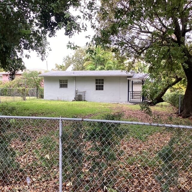 5573 NE 3rd Ave in Miami, FL - Foto de edificio - Building Photo