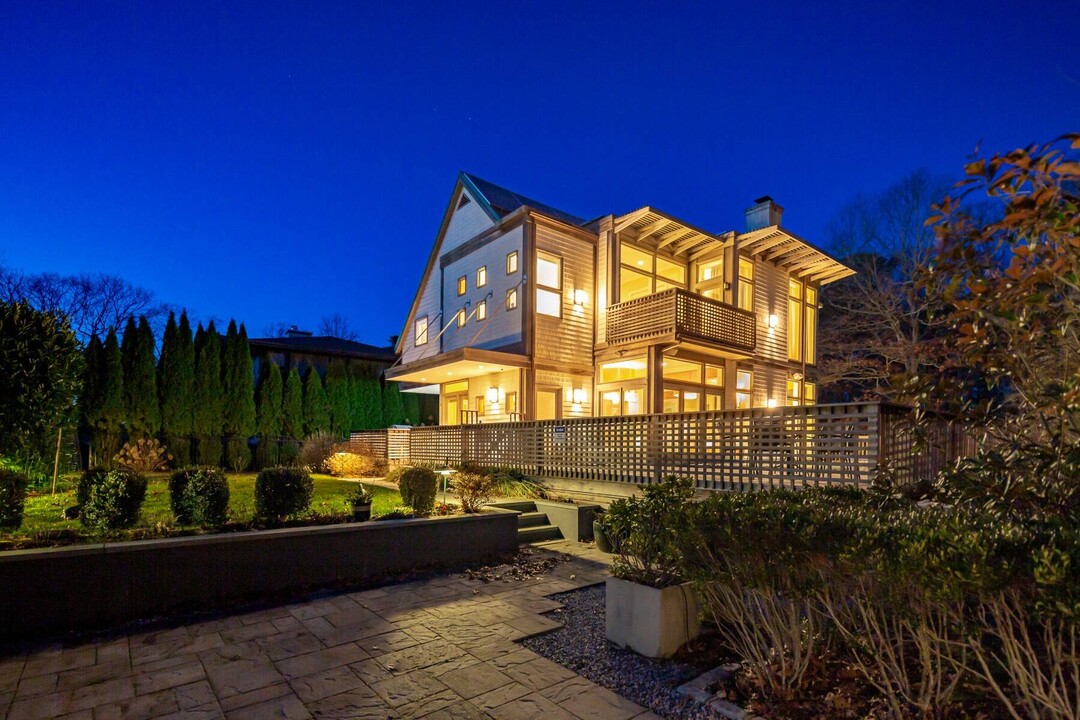 18 Spring Pond Ln in Southampton, NY - Foto de edificio