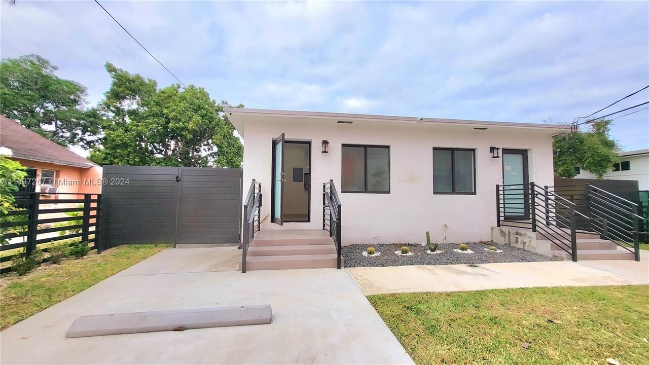 681 NW 30th St in Miami, FL - Building Photo