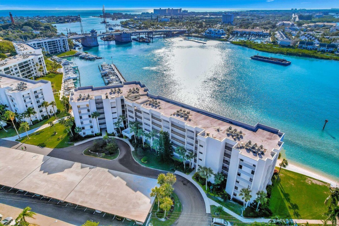 1542 Jupiter Cove Dr in Jupiter, FL - Building Photo