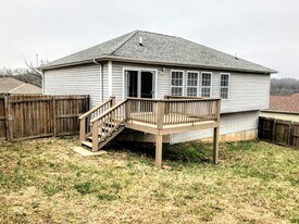 110 Lakeview Ct in St. Robert, MO - Building Photo