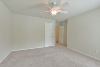 42 Prairie Oak Dr in Conroe, TX - Foto de edificio - Building Photo