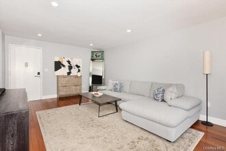 320 E Shore Rd in Great Neck, NY - Building Photo - Building Photo