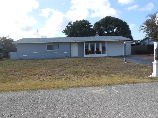 1516 Lindale Cir in Lehigh Acres, FL - Building Photo - Building Photo