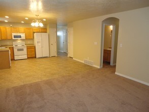 7489 S Valley Maple Dr in West Jordan, UT - Building Photo - Building Photo