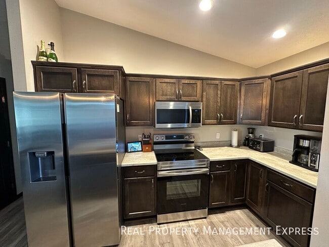4 Bedroom 3 Bathroom Home for Rent in Sioux Falls, SD - Building Photo - Building Photo