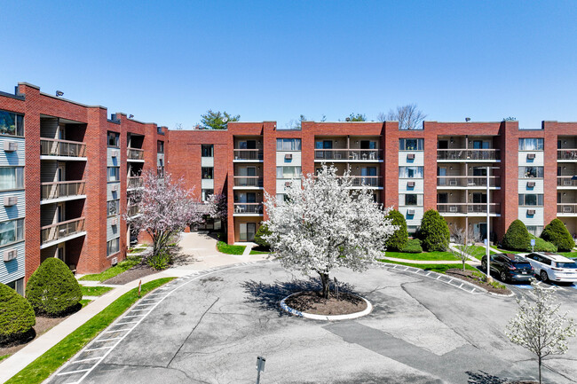 Highview Park Condominiums in West Roxbury, MA - Foto de edificio - Building Photo