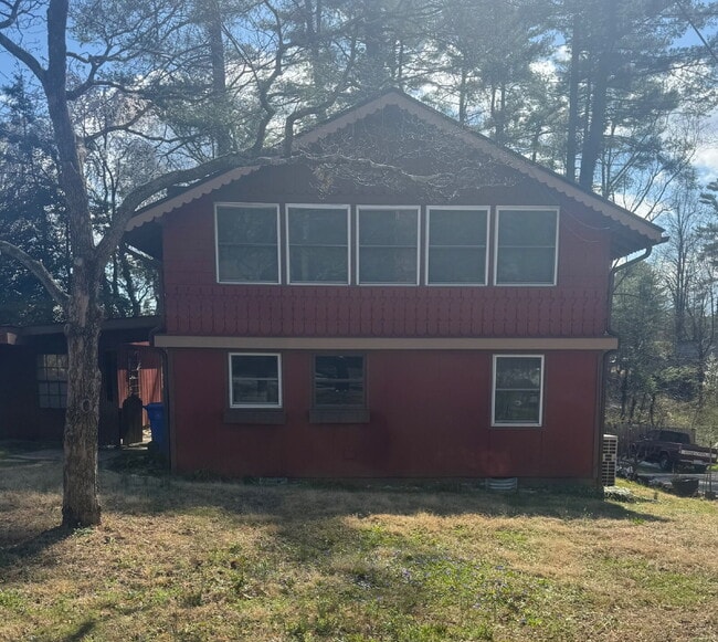 1065 Mountain View St in Hendersonville, NC - Building Photo - Building Photo