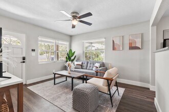 1035 Queen St N in St. Petersburg, FL - Foto de edificio - Building Photo