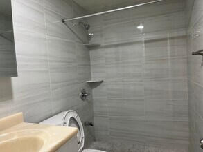 7909 57th Ave in Elmhurst, NY - Foto de edificio - Building Photo