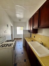 1740 Winona Blvd, Unit 303 in Los Angeles, CA - Building Photo - Building Photo