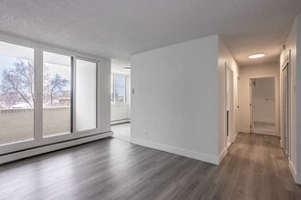 Signature Place in Edmonton, AB - Building Photo - Interior Photo