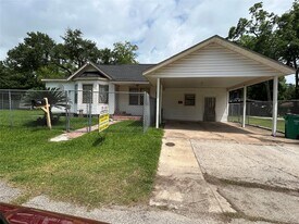 307 Hafer Ave in Baytown, TX - Building Photo