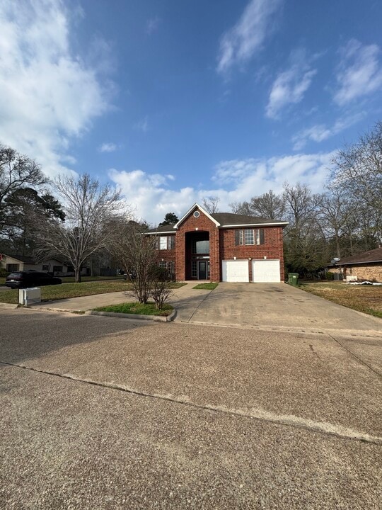 201 Pebble Springs Ln in Cleveland, TX - Building Photo