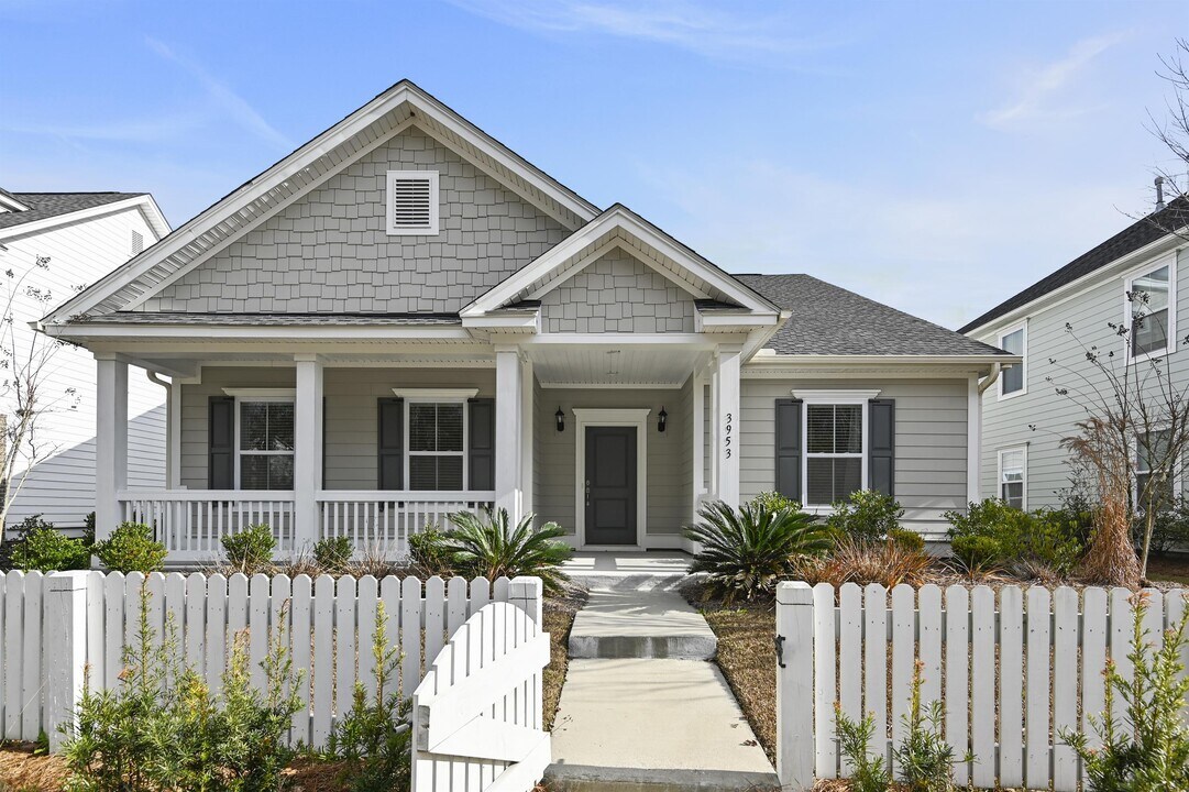 3953 Bessemer Rd in Mount Pleasant, SC - Building Photo