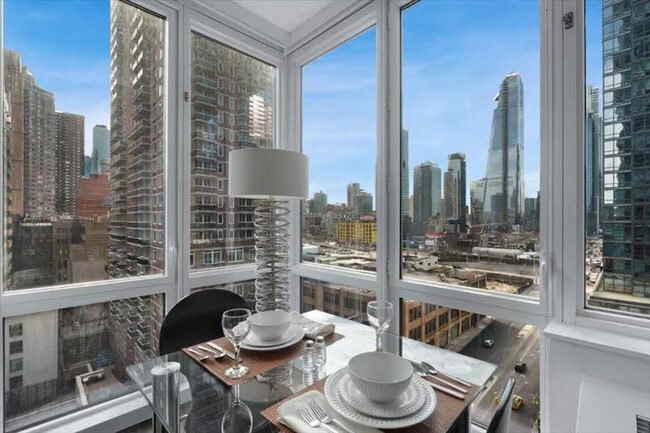 605 W 42nd St in New York, NY - Foto de edificio - Building Photo