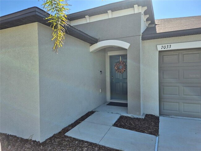7033 King Crk Dr in Sun City Center, FL - Building Photo - Building Photo