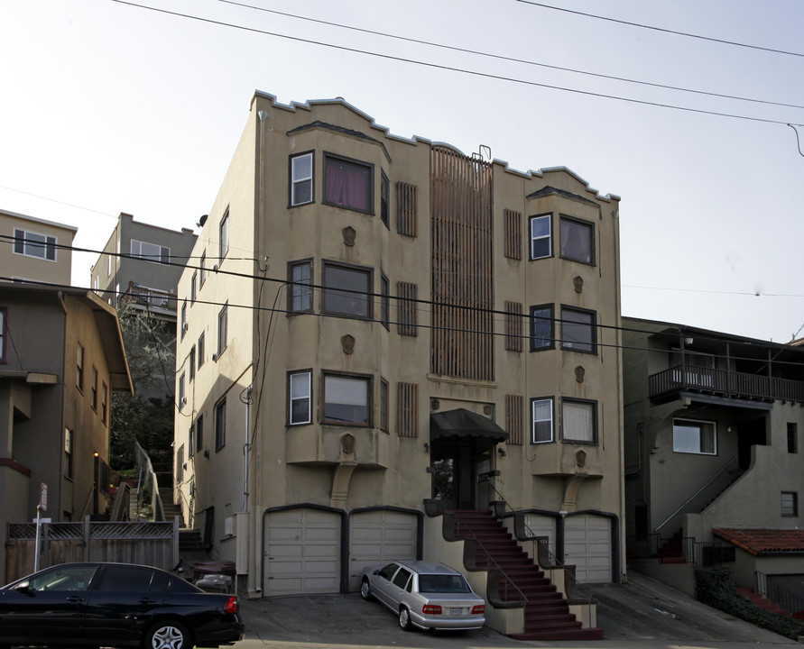 693 Macarthur Blvd in Oakland, CA - Building Photo