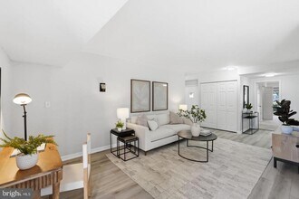 5250 Valley Forge Dr in Alexandria, VA - Building Photo - Building Photo