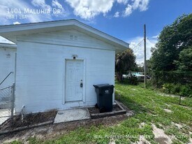 1404 Maluhia Dr in Tampa, FL - Building Photo