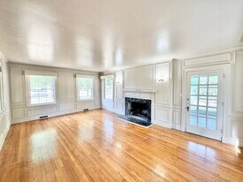 2245 W Oak St in Denton, TX - Building Photo