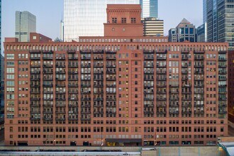 Randolph Place - Condominiums in Chicago, IL - Building Photo - Building Photo