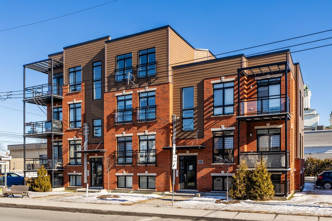 692 Tenth Av in Verdun, QC - Building Photo