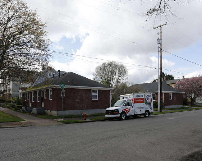 Hallman Court in Portland, OR - Building Photo - Building Photo