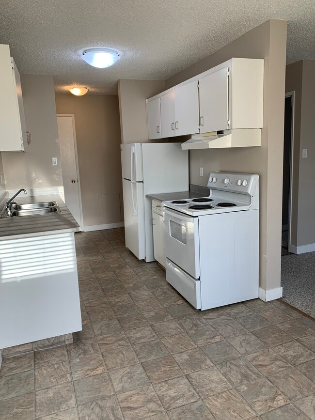 Hearth Manor in Edmonton, AB - Building Photo - Building Photo