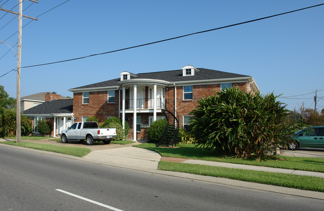 5121 W Esplanade Ave in Metairie, LA - Foto de edificio