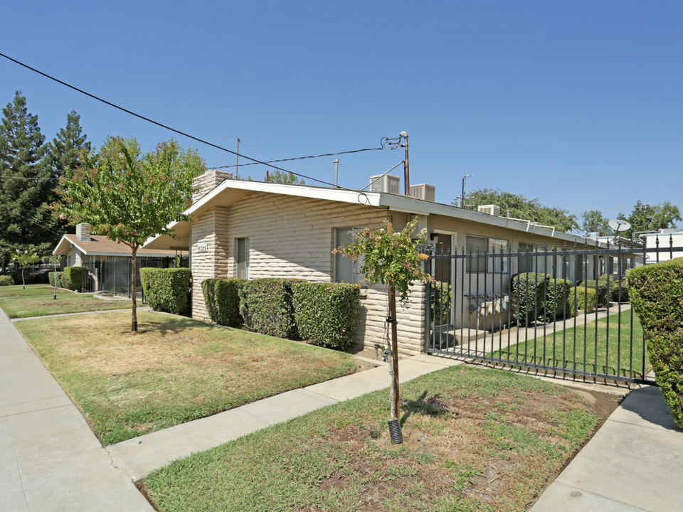 4525 E Sierra Madre Ave in Fresno, CA - Building Photo