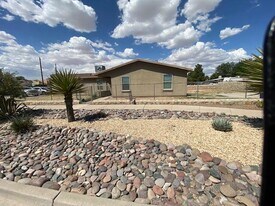 300 New Haven Dr in El Paso, TX - Building Photo
