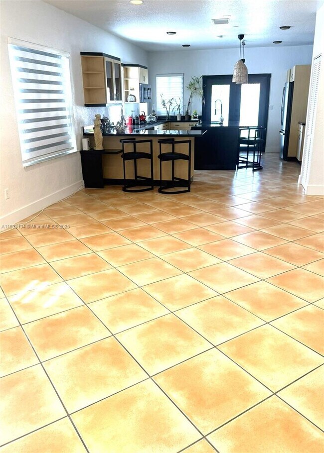 2271 SW 25th St in Miami, FL - Building Photo - Building Photo