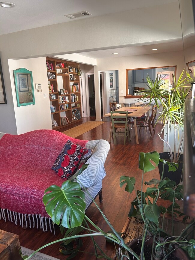 4717 S Van Ness Ave in Los Angeles, CA - Foto de edificio - Building Photo