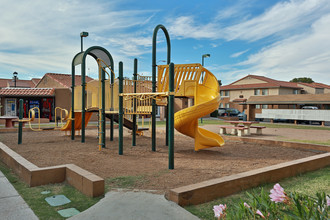 Fountain Oaks in Phoenix, AZ - Building Photo - Building Photo