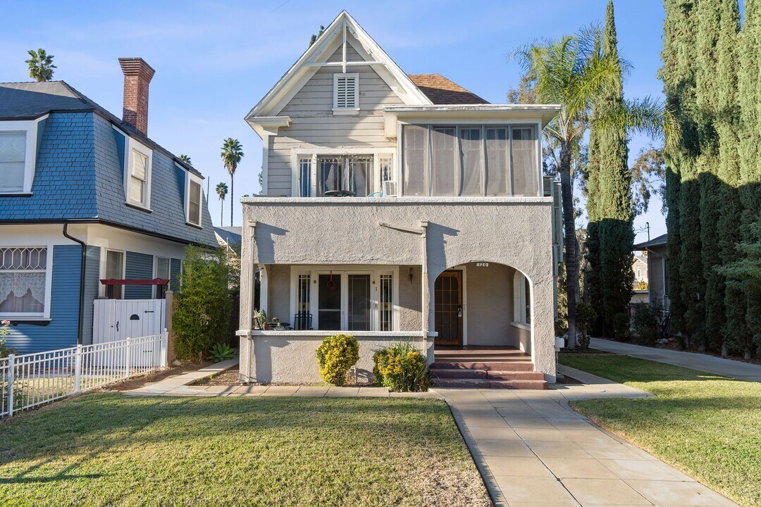 120 W Olive Ave in Redlands, CA - Building Photo