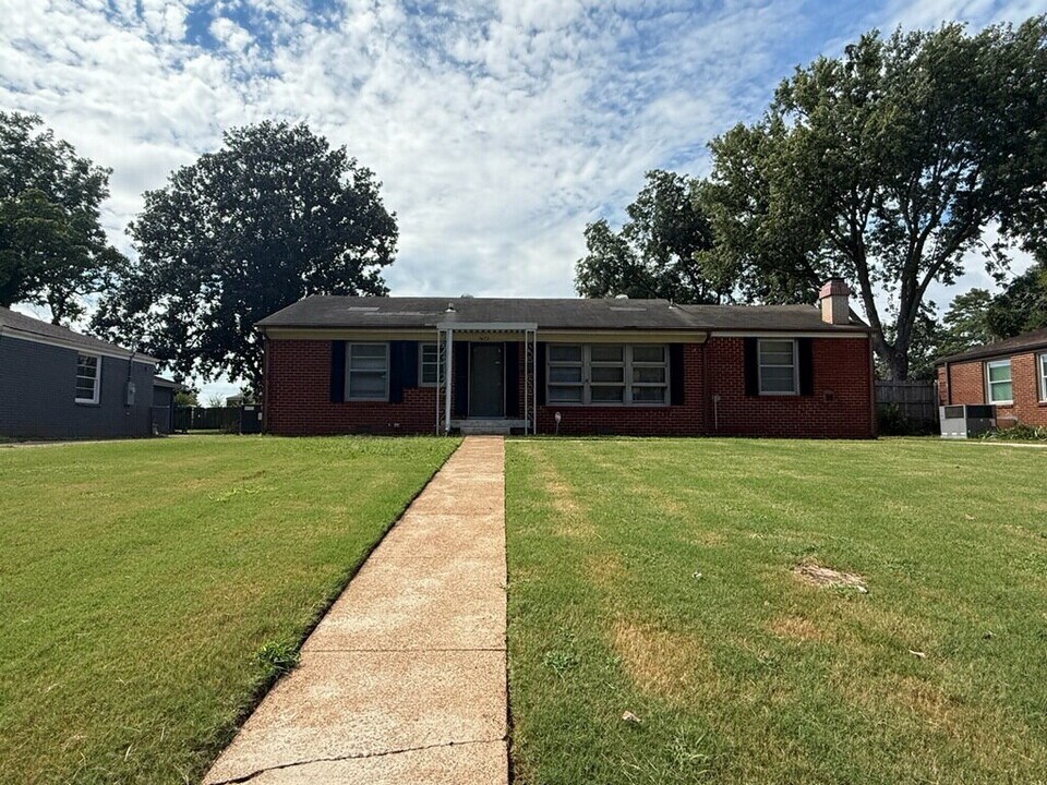3613 Lakewood Dr NW in Huntsville, AL - Building Photo