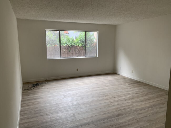 1321 Centinela Ave in Santa Monica, CA - Building Photo - Building Photo