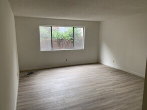 1321 Centinela Ave in Santa Monica, CA - Building Photo - Building Photo