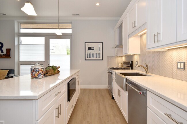 7652 Madison St-Unit -203 in Forest Park, IL - Building Photo - Building Photo