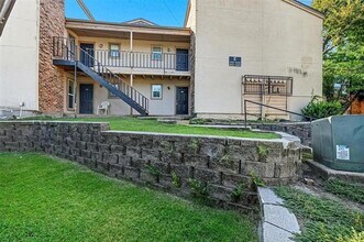 8110 Skillman St in Dallas, TX - Foto de edificio - Building Photo