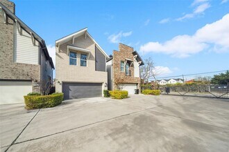 4445 Whitney Oak Ln in Houston, TX - Building Photo - Building Photo