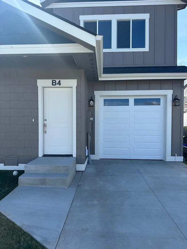 910 Poplar Ave in Wenatchee, WA - Foto de edificio - Building Photo