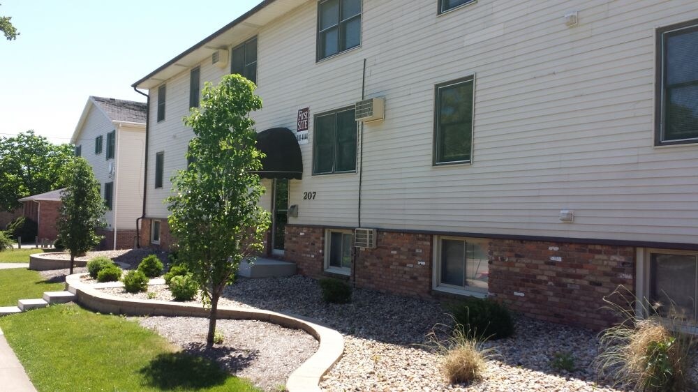207 Willow in Normal, IL - Foto de edificio