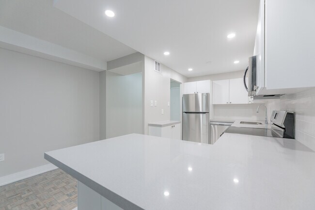 3575 Kaneff Crescent in Mississauga, ON - Building Photo - Building Photo
