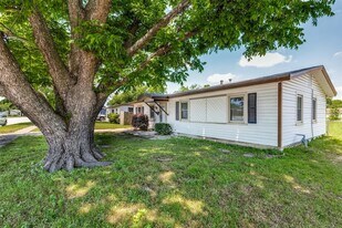 5241 E Berry St in Fort Worth, TX - Building Photo