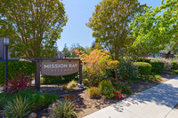 Mission Bay Village in Hayward, CA - Foto de edificio - Building Photo