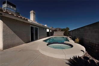 888 Coral Cottage Dr in Henderson, NV - Foto de edificio - Building Photo