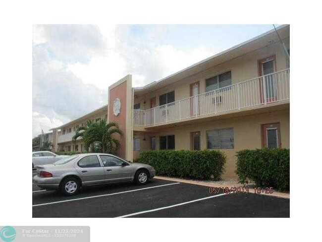 301 E McNab Rd in Pompano Beach, FL - Foto de edificio - Building Photo