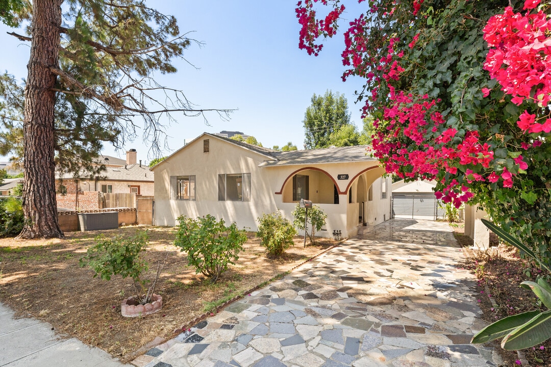 327 N Avon St in Burbank, CA - Building Photo